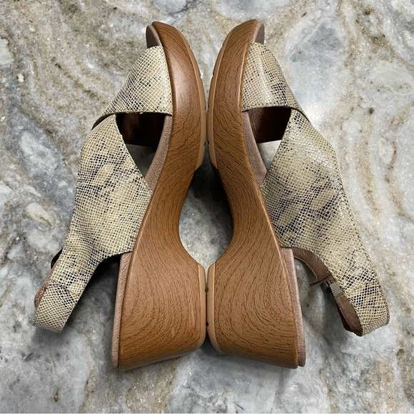 Dansko Jacinda Taupe Snake Wedge Sandal Women's EU 40 - Picture 6 of 13